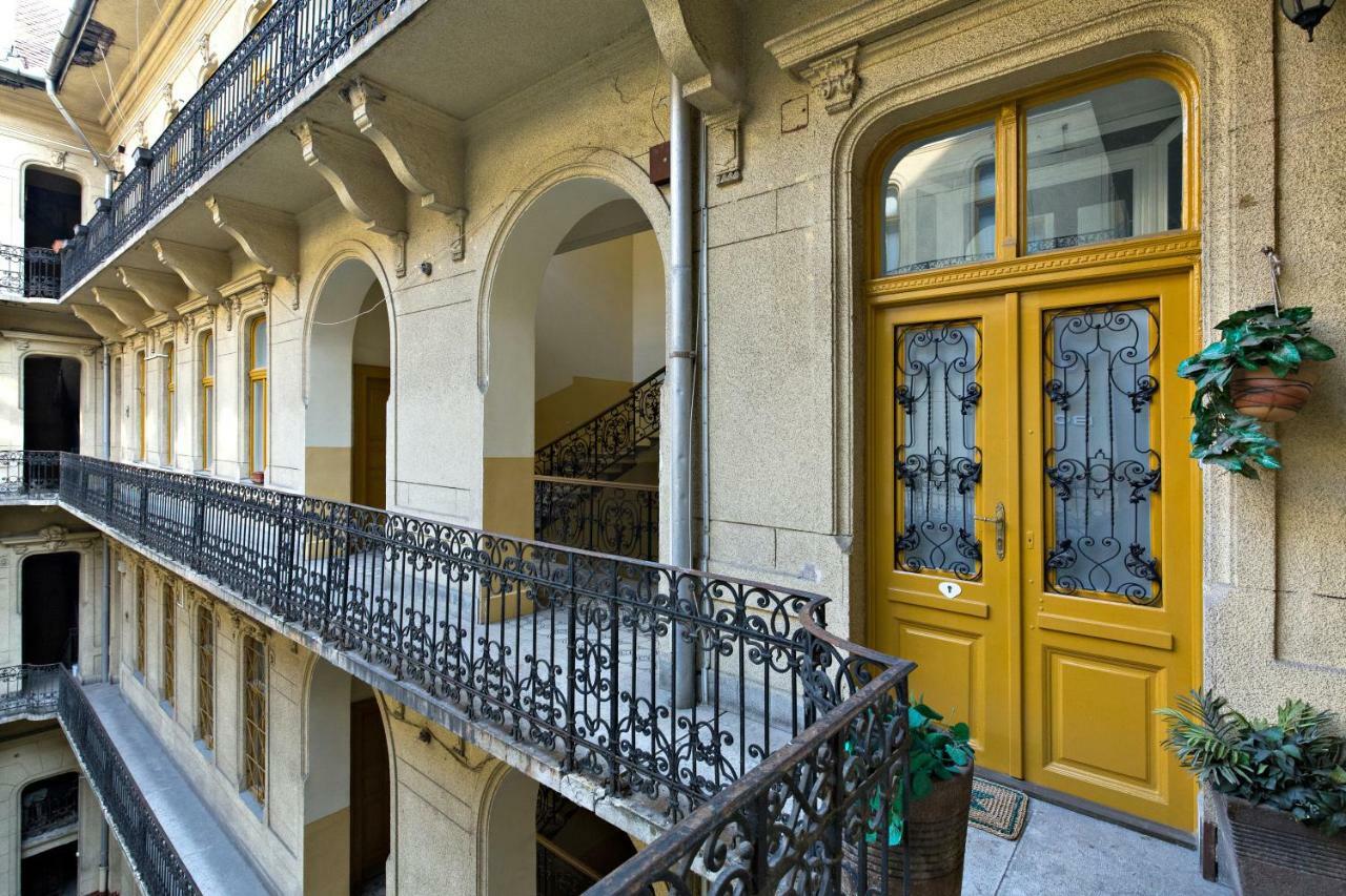 Klauzal Ter 9, Budapest